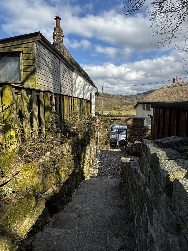 Lot: 135 - HISTORIC PUBLIC HOUSE FOR IMPROVEMENT WITHIN DARTMOOR NATIONAL PARK - Walkway to garden